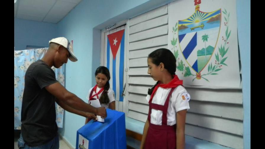 Cuba vota nueva Constitución atenta a Venezuela y en la mira de EEUU