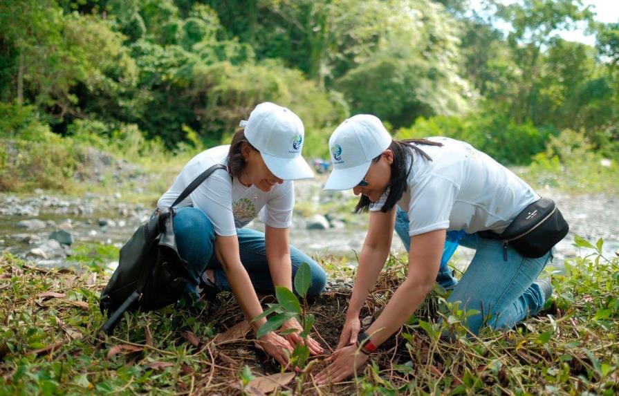 Fundación AES Dominicana y Fonper reforestan microcuenca Haina-Duey