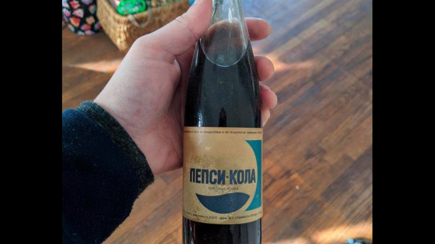 Un estadounidense halla una vieja botella de Pepsi-Cola soviética y decide probarla