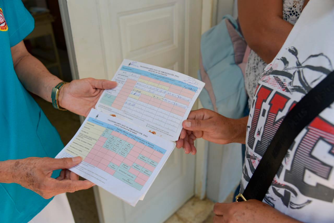 Una mujer muestra el registro de vacunación de un niño en el Hospital Municipal de Yamasá este martes 13 de abril de 2021.