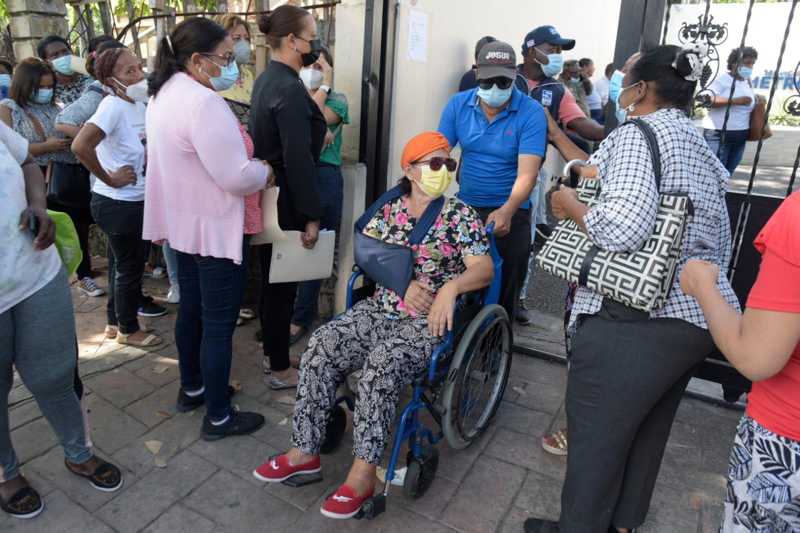 Los porteros del Servicio Nacional de Salud dejan pasar a mujeres embarazadas y personas con discapacidad. 