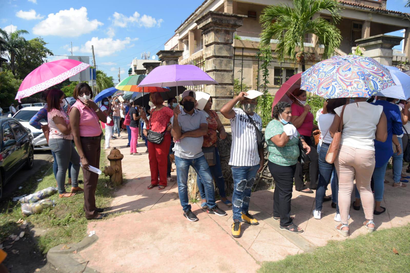 Deben llevar en mano una certificación del hospital donde trabajan, tarjeta de vacunación y copia de cédula. 