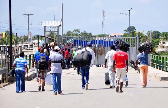 Un millar de haitianos abandona República Dominicana por el coronavirus 