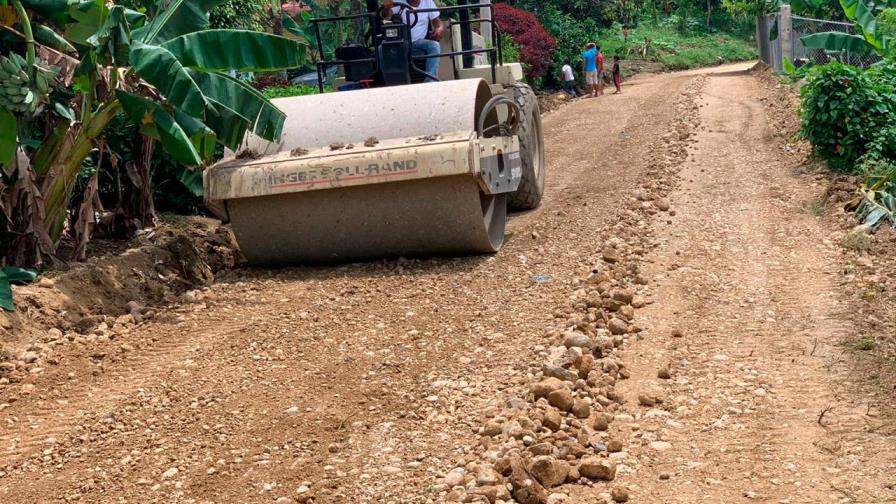 Albadom rehabilita la  carretera de Los Naranjos, Espaillat 