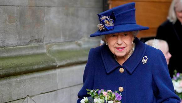 A sus 95 años, la reina Isabel II usa un bastón por primera vez en público