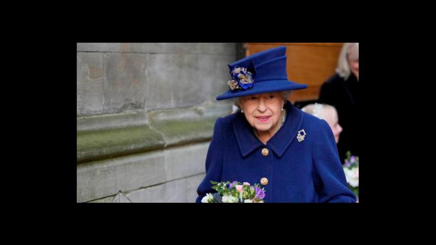 A sus 95 años, la reina Isabel II usa un bastón por primera vez en público