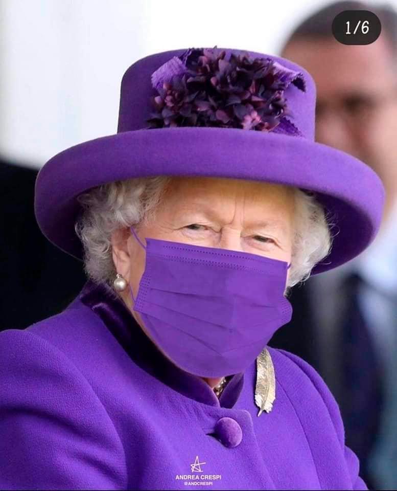 La Reina Isabel con mascarilla a juego con su traje.