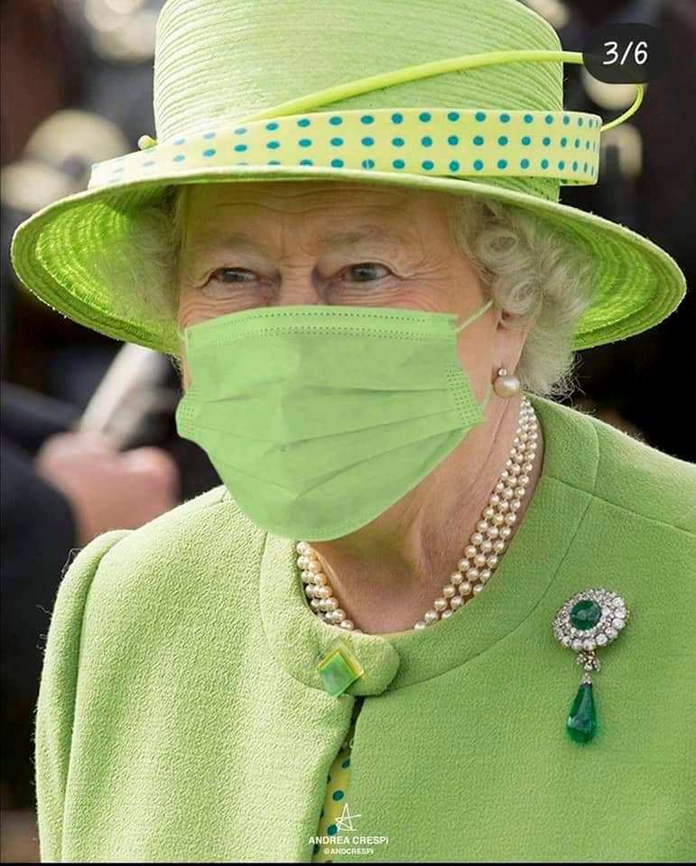 La Reina Isabel ha usado mascarillas en varios colores.