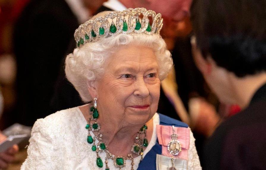 Reina Isabel II condecora a científicos que combaten el coronavirus
