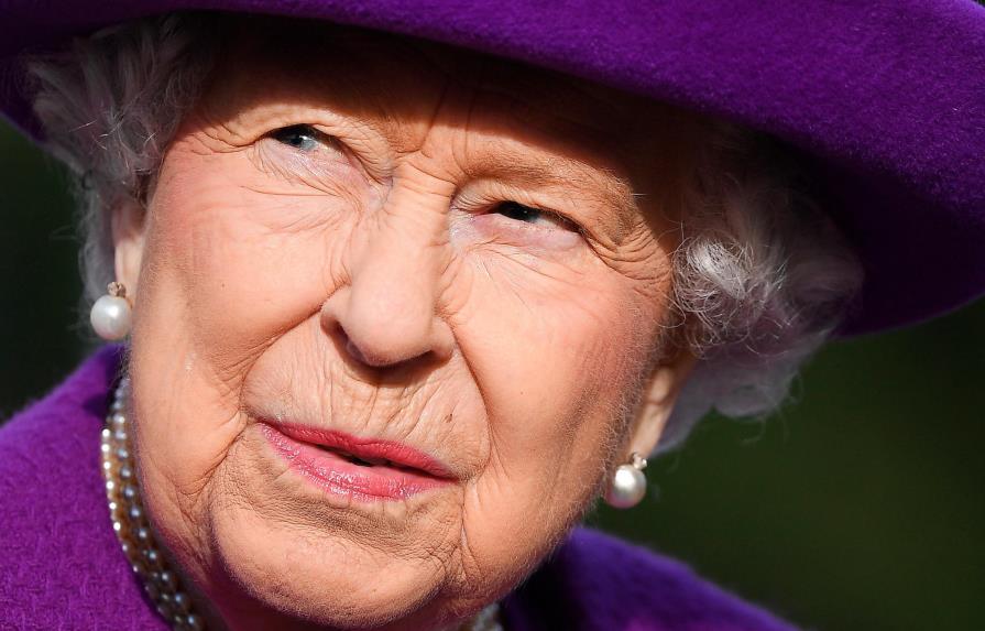 La reina Isabel II no acudió a misa y continúa su descanso
