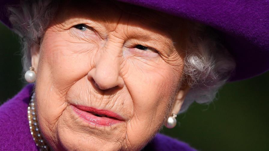 La reina Isabel II no acudió a misa y continúa su descanso