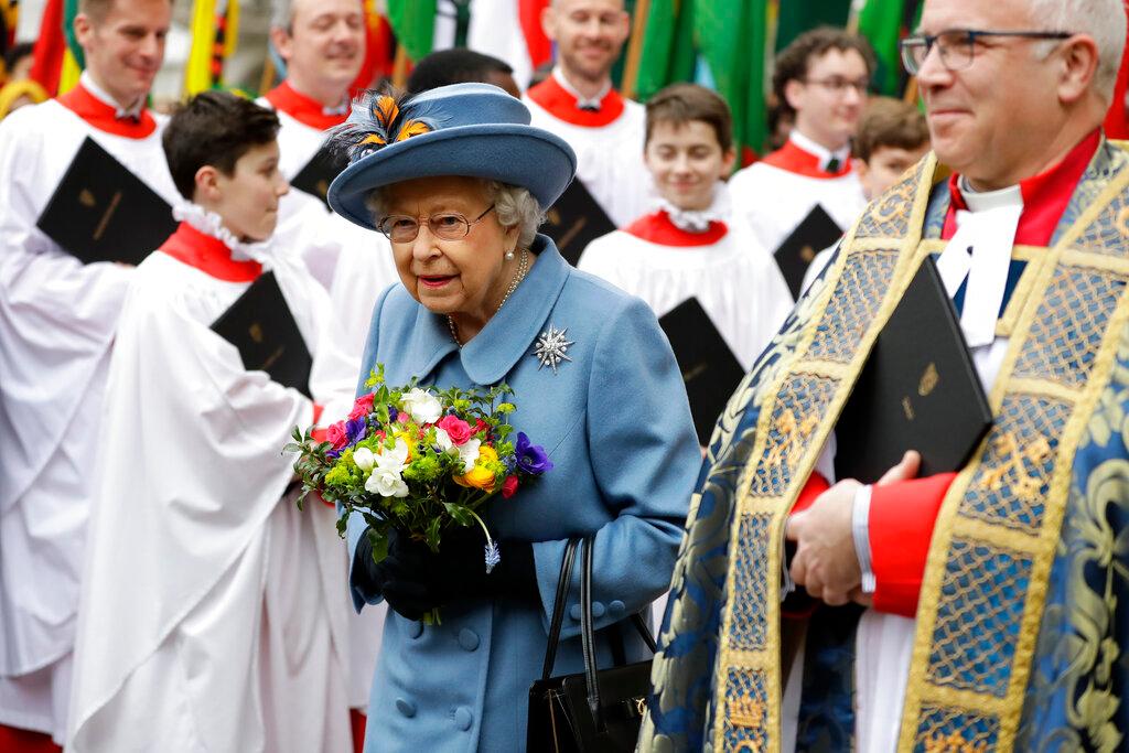 La reina Isabel II de Inglaterra sale de la Abadía de Westminster tras asistir al servicio anual del Commonwealth, el lunes 9 de marzo del 2020 en Londres.