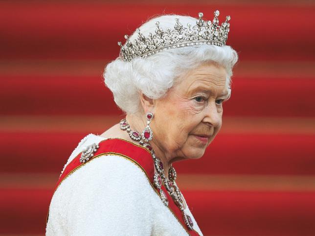 Reina Isabel II aboga por ‘dedicación al deber”, antes de emitirse entrevista a Enrique y Meghan