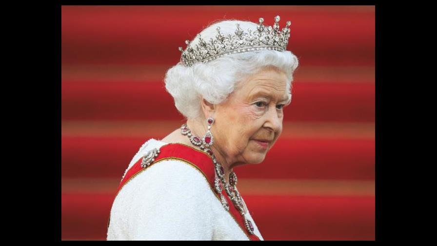 Reina Isabel II aboga por ‘dedicación al deber”, antes de emitirse entrevista a Enrique y Meghan