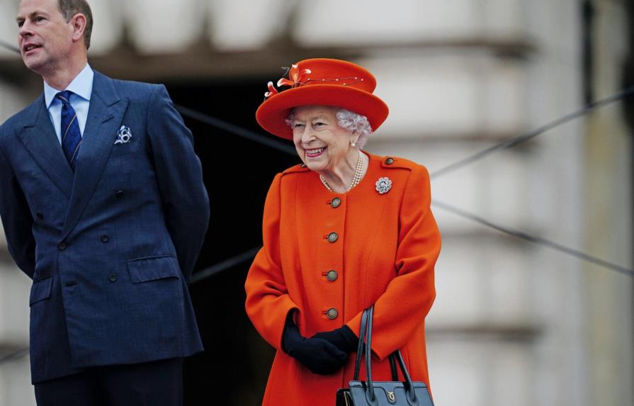 La reina Isabel vuelve a Buckingham para su primer acto público tras la pandemia 