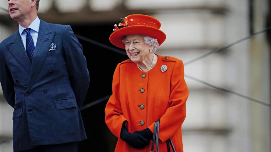 La reina Isabel vuelve a Buckingham para su primer acto público tras la pandemia 