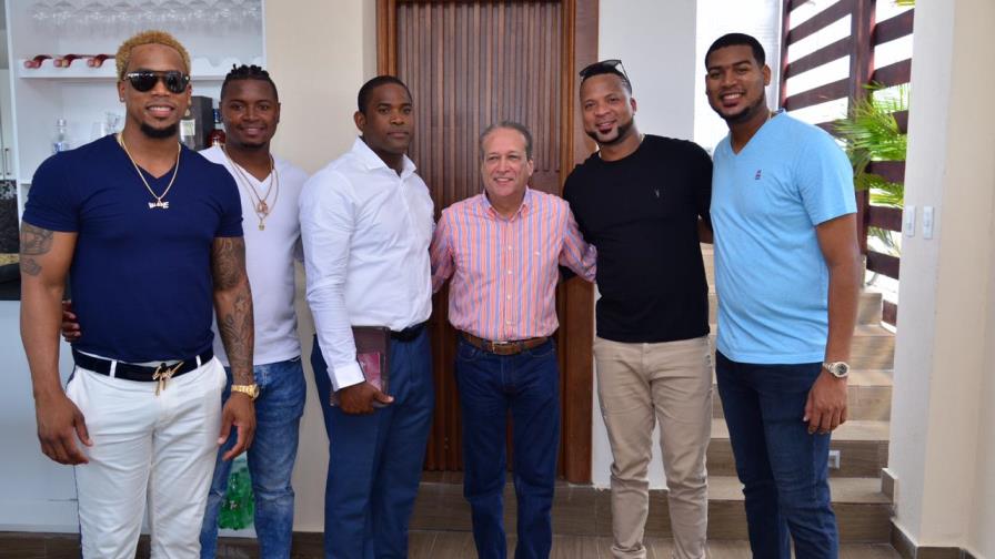 Reinaldo Pared Pérez se reúne con peloteros de Grandes Ligas
