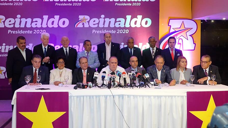 Reinaldo Pared muestra sus músculos y presenta 23 senadores que lo respaldan