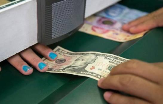Precio del dólar por ventanilla bancaria ya supera los 55 pesos