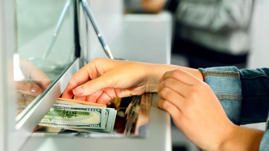 Las remesas aumentan 16 % y compensan caída de 11.6 % en Aduanas