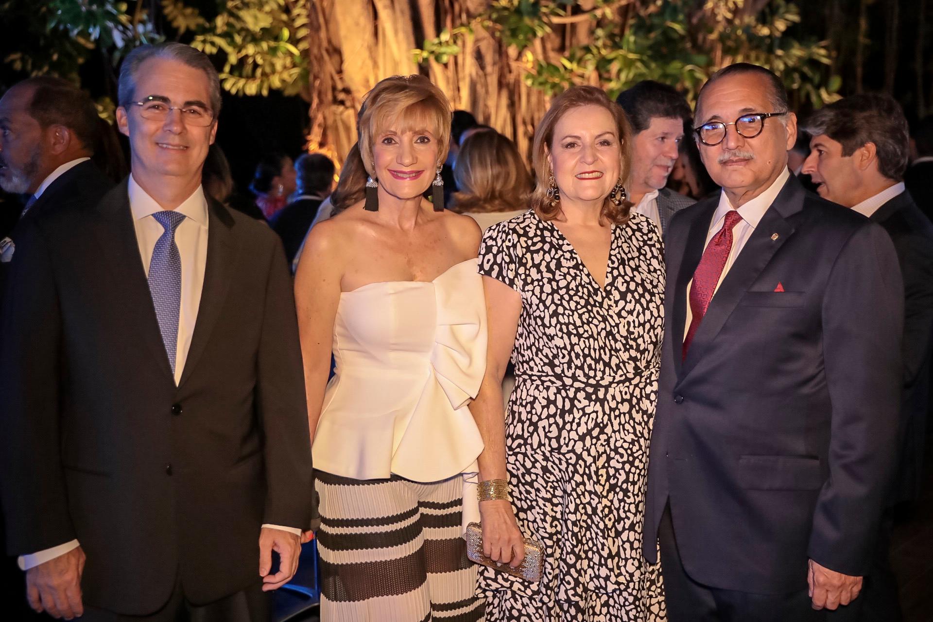 René Grullón, Susana Brugal de Villanueva, Maribel Ginebra y Arturo Villanueva.
