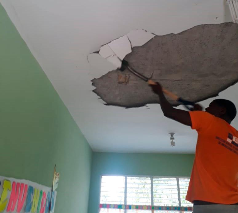 Avanzan en la reparación de techos de 20 aulas de escuela en donde niñas resultaron heridas 
