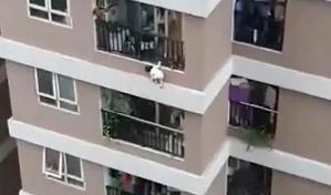 Un repartidor salva a una niña que cayó de una altura de 12 pisos en Vietnam