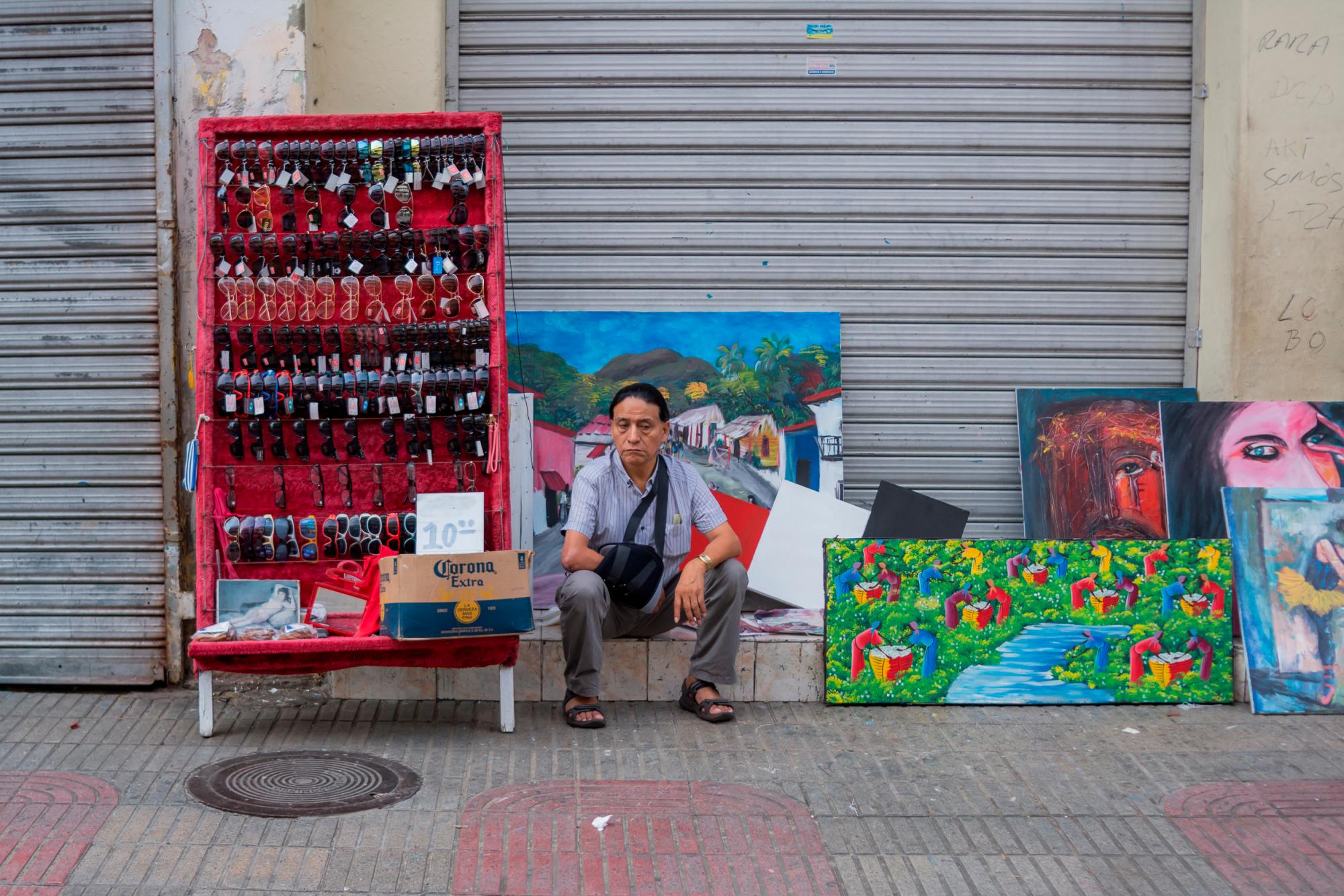 La vía acoge a vendedores nacionales y extranjeros.