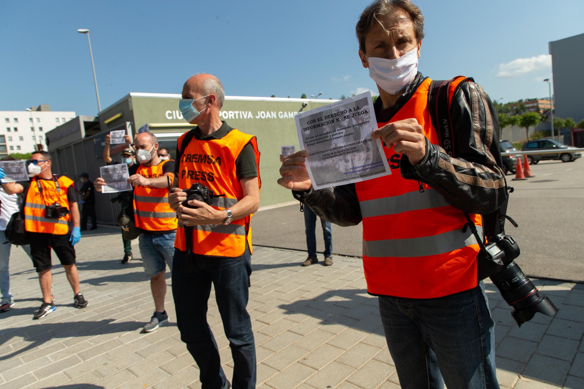 Los fotoreporteros de Barcelona y Madrid protestan contras las medidas tomadas por las autoridades del fútbol, que según afirman, limitan su trabajo.