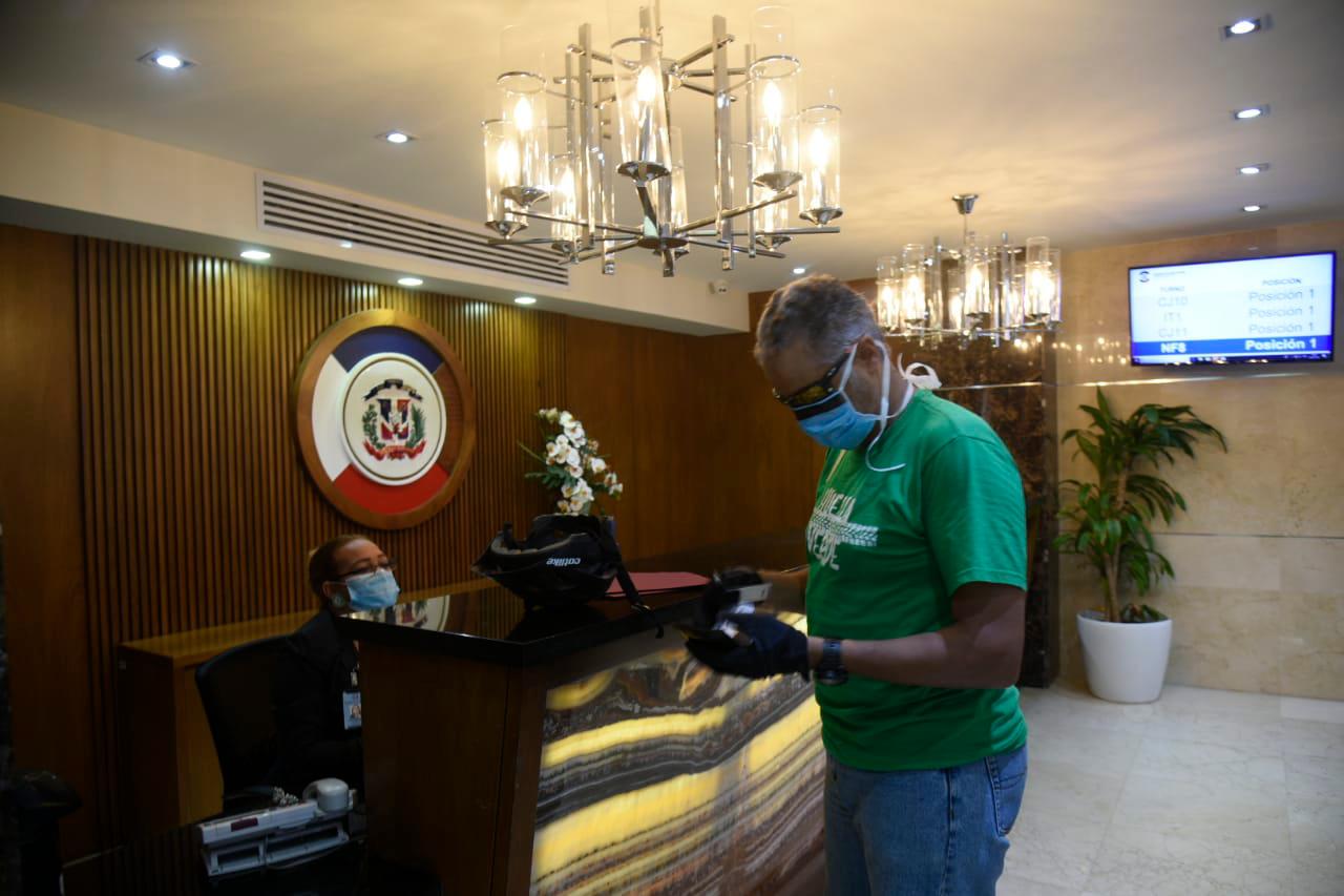 Representante de Huella Verde, deposita carta en el Congreso.