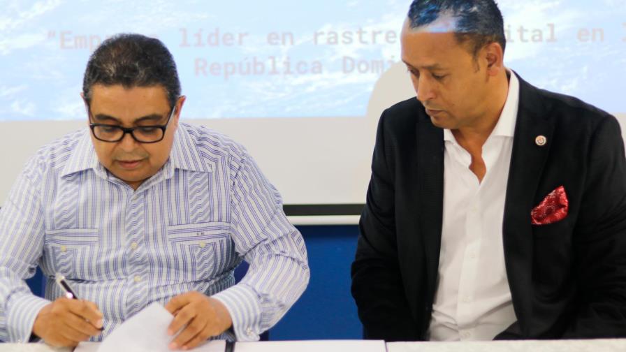 Agentes de Aduanas firman acuerdo para uso de precintos de seguridad en contenedores