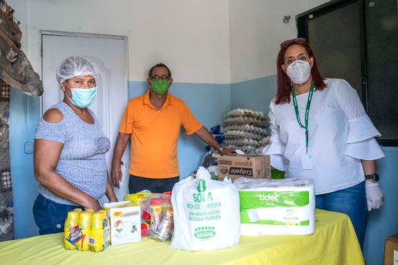 Representantes de la Residencia Bethania junto a Daira Almonte, gerente de marcas de Grupo Diario Libre.