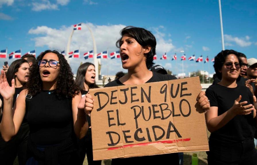 Residente muestra apoyo a jóvenes dominicanos que protestan frente a la JCE