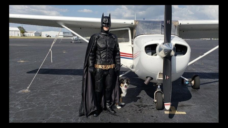 Hombre se viste de Batman para rescatar a animales que van a ser sacrificados 