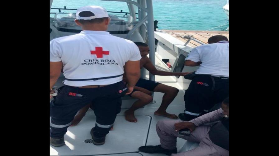 Lancha de reacción rápida de la Armada realiza rescate de dos bañistas en Boca Chica