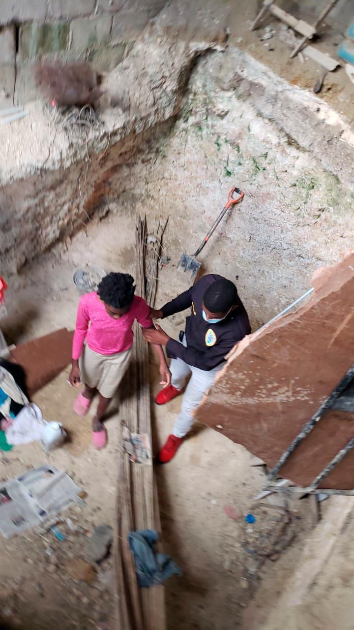 Padres dejaban amarradas a tres niñas dentro de una cisterna en Santo Domingo Oeste 
