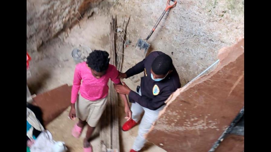 Padres dejaban amarradas a tres niñas dentro de una cisterna en Santo Domingo Oeste 