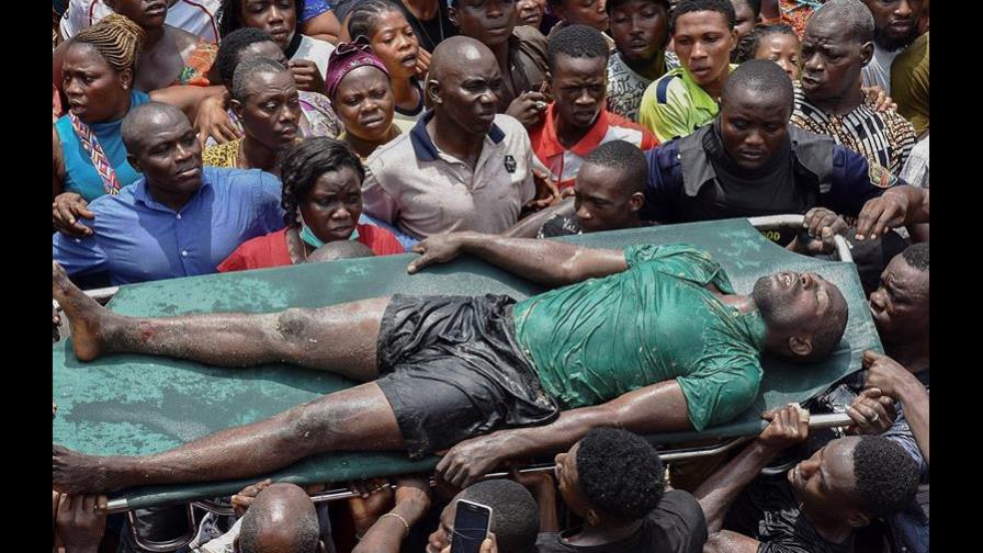 Continúan labores para rescatar a niños atrapados tras derrumbe en Nigeria