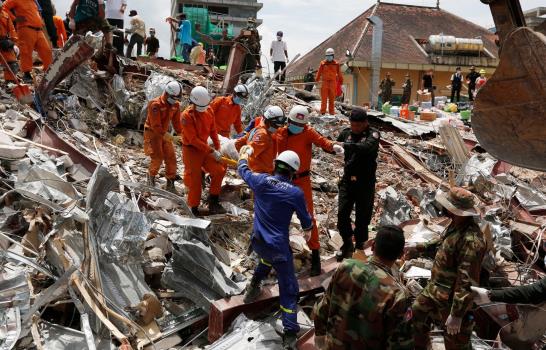 Al menos 18 muertos al derrumbarse un edificio en Camboya
