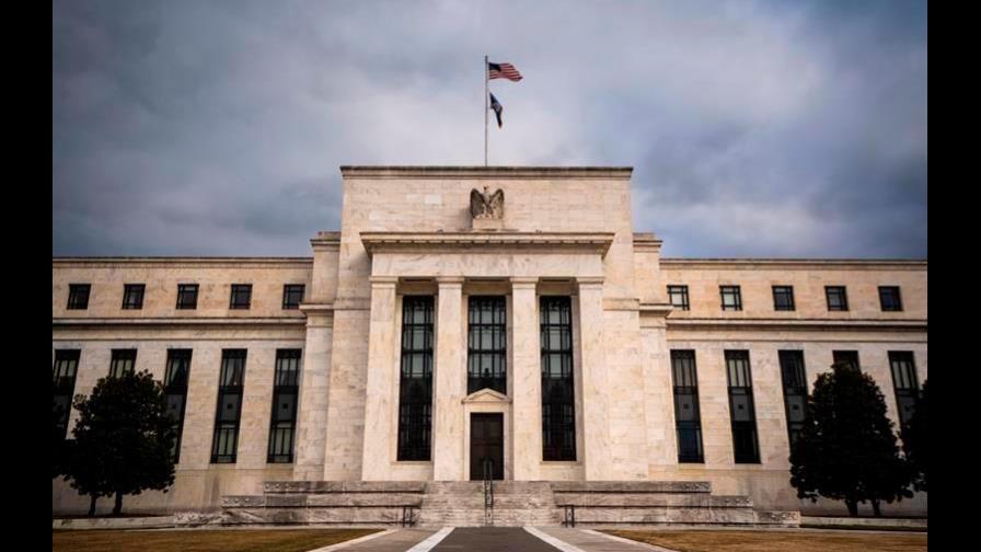 Biden se reúne con el presidente de la Fed para evaluar la economía de EE.UU.