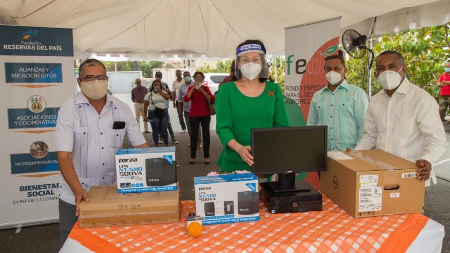 FEDA y Fundación Reservas del País entregan computadoras a productores agropecuarios FEDA y Fundación Reservas del País entregan computadoras a productores agropecuarios