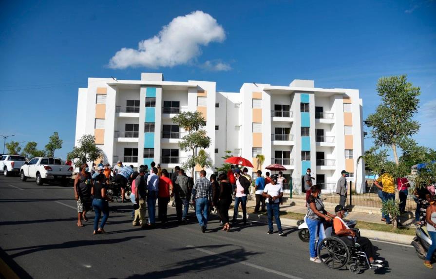 Exigen entrega de apartamentos inaugurados por el Gobierno en La Vega