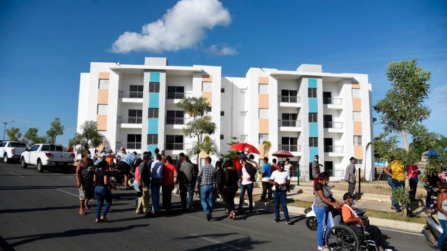 Exigen entrega de apartamentos inaugurados por el Gobierno en La Vega