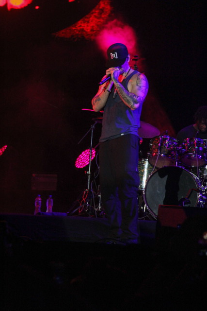 Residente durante su presentación con sus conocida forma de vestir