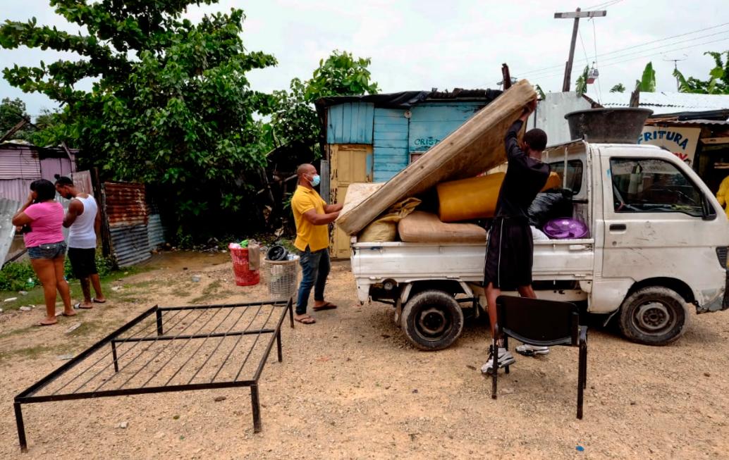 Un familia se prepara para partir del sector de Gualey. 