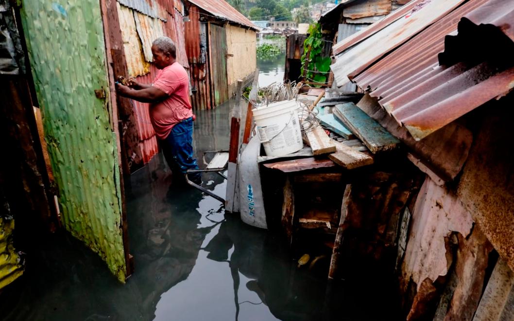 Un señor residente en Gualey, Distrito Nacional, con su vivienda afectada. 
