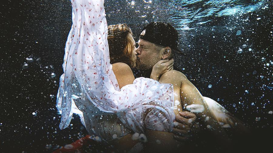 Ricky Martin, Bad Bunny y Zoe Saldaña, entre los famosos que besan a sus parejas en nuevo tema de Residente