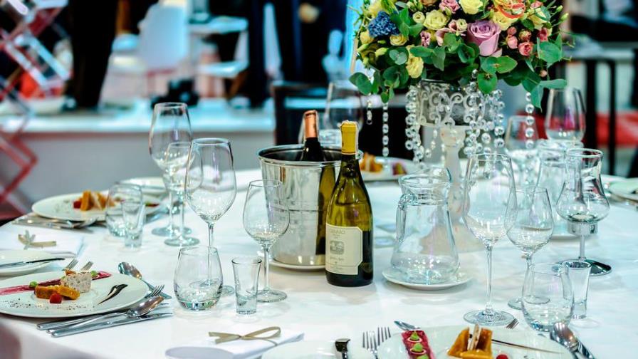 Multan a restaurante por entregar cartas sin precios a las mujeres