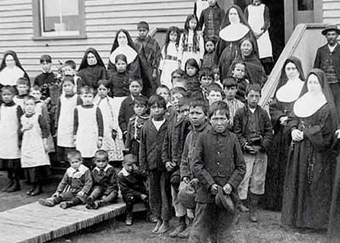 Hallan restos de 215 niños indígenas en un antiguo internado de Canadá