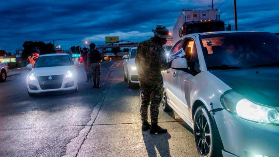 Policías vigilan las vías, pero en los barrios el desorden se mantiene intacto Policías vigilan las vías, pero en los barrios el desorden se mantiene intacto